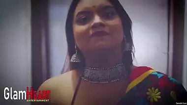 Cuddly Desi porn actress looks XXX with her sari on or without it