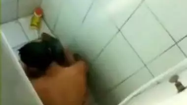 Hidden cam mms of Delhi college teen girl fuck in toilet