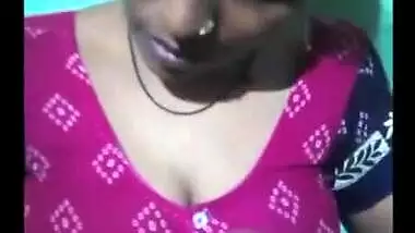 Hot bhabhi homemade hot cleavage expose in bare blouse.