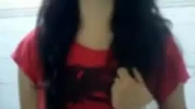indian babe showing boobs saying mujhe toh yaad hi nahi main bra nahi pahni hu