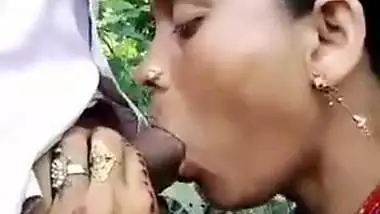 Desi Bhabhi Outdoor Cock Sucking