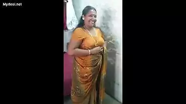 anjali mallu chubby saree aunty stripping in front of lover
