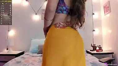 Horny babe in saree without blouse Exposing Boobs With Nipple