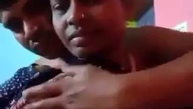 Pervert squeezes mature lady’s boobs in desi aunty sex MMS