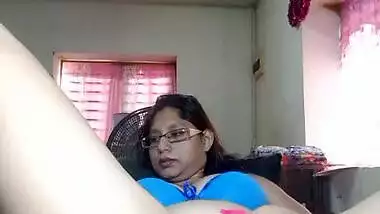 Mature Indian Bhabhi doing full nude live cam show