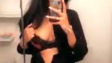Hot mumbai college girl showing boobs during selfie