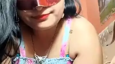 Super sexy Desi XXX girl fingering her sweet pussy on live cam