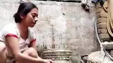 Jabalpur desi young girl nude bath viral clip