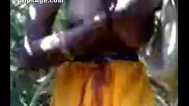 Local Indian desi village whore Sonali getting her boobs exposed in field MMS clip