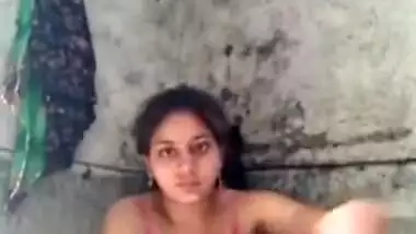 Desi Bhabi make her own bath video