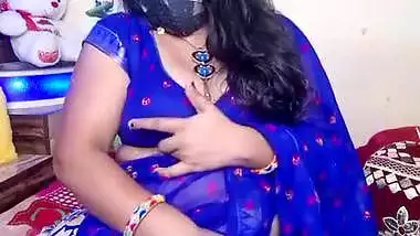 Bhabhi showing her Ass in Live