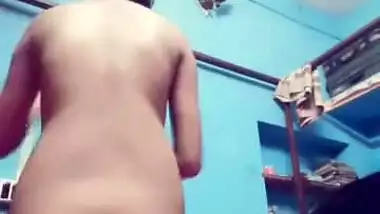 Desi teen's awesome butt is a good reason for boys to play with themselves