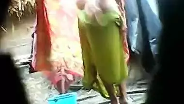 Village Aunty Exposing Ass While Bathing