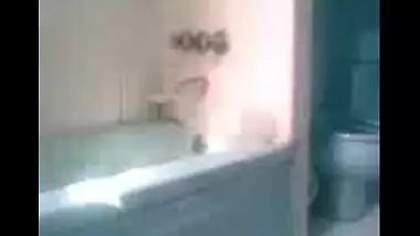 Fsiblog – Desi girl with her lover in bathroom MMS