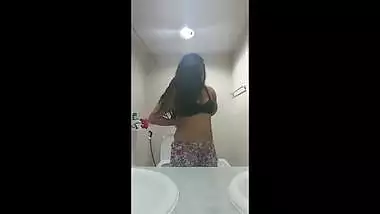 desi teen college girl showing boobs ass on mobile selfie cam