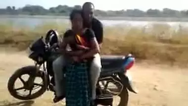 desi bitch having quickie by the road while friend
