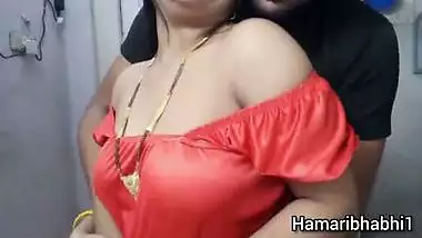 Indian Desi Hot Sexy Aishwarya Bhabhi ki geeli chut ki doggy style me khade khade choda. Indian Desi Hindi Hot BF Video.