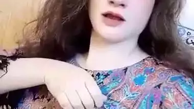 Sexy Desi eunuch shows her boobs