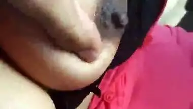 waah desi superhot bhabhi showing her hugee boobs in car