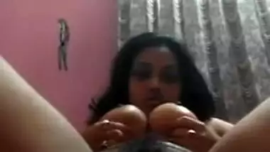 Horny indian girl masturbating! Desi MMs XXX video