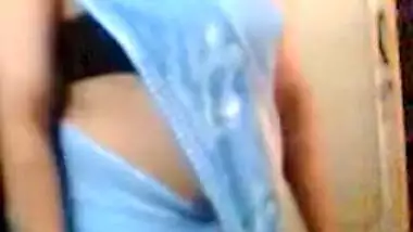aunty in saree exposing herself in this sexy...