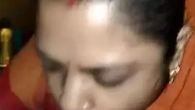 Bengali Desi XXX bitch giving a nice blowjob to her neighbour MMS