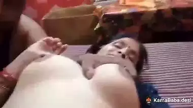 Old lady enjoys sex with her neighbor in Aunty sex video