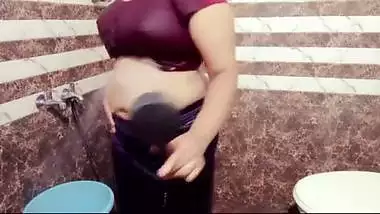 desi indian bhabhi ne nahate huye sab dikhaya