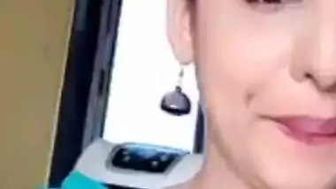 Horny Bhabhi Likes to Drill her Pussy Live
