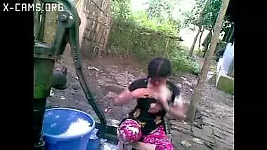 Bangla desi shameless village cousin-Nupur bathing outdoors