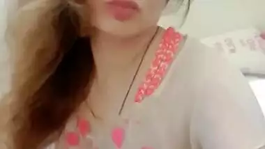 Beautiful Paki Girl showing Boobs