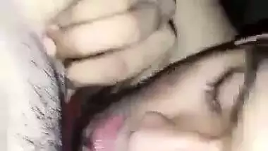 Horny guy licks his GF’s pink pussy in Indian viral porn