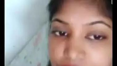 Sexy Look Desi Girl Showing Boobs on Video Call