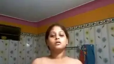 Desi Bhabhi Shows Her Big Boobs