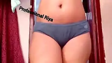 Sexy Desi Girl Riya Shows her Boobs and Pussy
