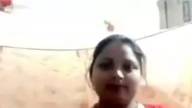 Desi Bhabhi Shows Her Boobs