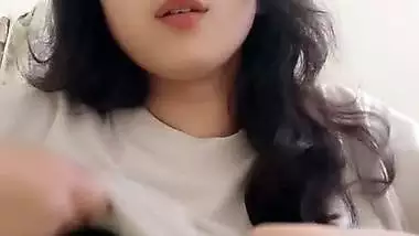 Desi beauty lifting bra one side boob show viral MMS