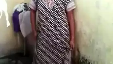 Girls should follow the example of XXX Indian MILF who washes body before sex