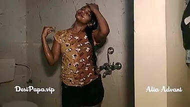 desi indian top model Alia Advani from punjab taking shower