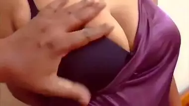 Big Nanatural Tits බොඩිමේ ඇන්ටිගේ ලොකු තන්දෙක මිරිකල ඉස්ම බෙරෙන කිම්බ පැලුව With Mia Khalifa