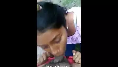 Indian teen Madhu’s outdoor blowjob MMS