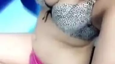 Beautiful Sexy desi Girl Lisping On Closer Song