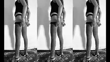 Slim Desi model strips to show her nude body for webcam XXX show