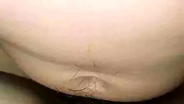 Amateur guy bangs his GF’s tight, hairy pussy and cums
