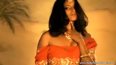 Bollywood Seduction From Brunette MILF