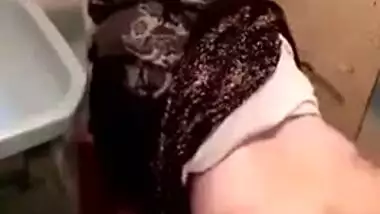 Mature auntie in hijab hikes up dress to have Desi XXX cunt drilled