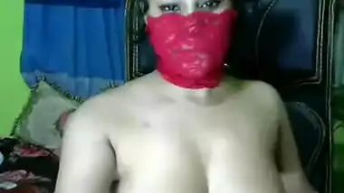 Masked Indian hottie demonstrates boobs during porn show on webcam