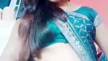Desi Girl Sexy Navel in Saree