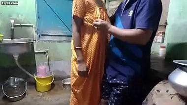 Indian bengali pinki vabi kitchen pe kam kar rahi thi or davor aakar maje se choda vabi ko or lund ka pura pani chut pe