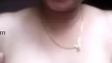 Indian aunty permits online viewers to enjoy her titties close-up